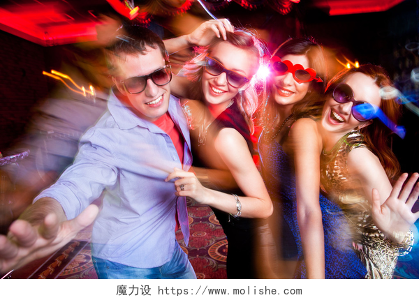 酒吧一群开心的年轻人在聚会上跳舞年轻的党